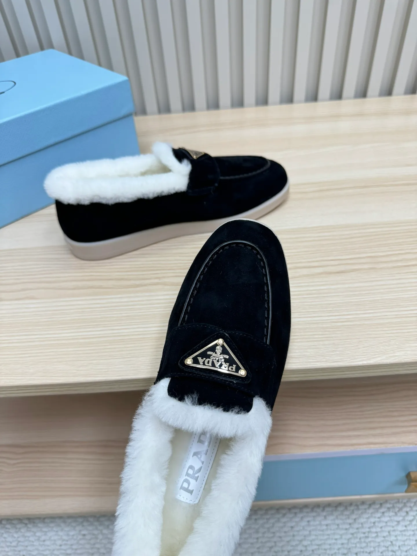 p580 Prada couple loafers｜Winter warmth and good looks at the same time online❄️👫 This is the C position of the shoe cabinet this autumn and winter! Prada's new couple's loafers are high-end yet still stylish~ ✨Imported frosted cowhide fabric, exquisite texture and high-end at first glance 🐑Australian imported sheepskin fur integrated lining, maximum warmth retention! It is also super warm to wear in winter in the north. 🔺The classic triangle logo embellishes the upper, which is simple and elegant, with perfect recognition. 💯Original TPU absorbent film outsole, non-slip, wear-resistant and durable. A must-have item for couples to go out on the street! The upper foot instantly enhances the overall outfit level, whether it is paired with a coat or a down jacket, it looks great ~ #Prada Loafers #coupleshoesrecommend #wintermusthaveshoes #luxurywear Outfit Fabric: Imported two-layer frosted cowhide Lining: Sheepskin imported from Australia One piece Outsole: Original Tpu absorbent film outsole Female size: 35~41 (customized in 41) Male size: 39~45 (customized in 45)